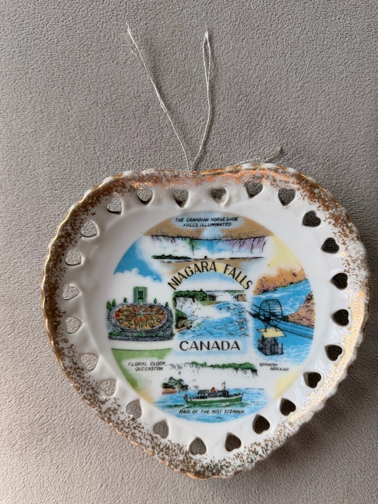 Other - Vintage Niagara Falls Canada Heart-Shaped Souvenir Plate - White & Gold